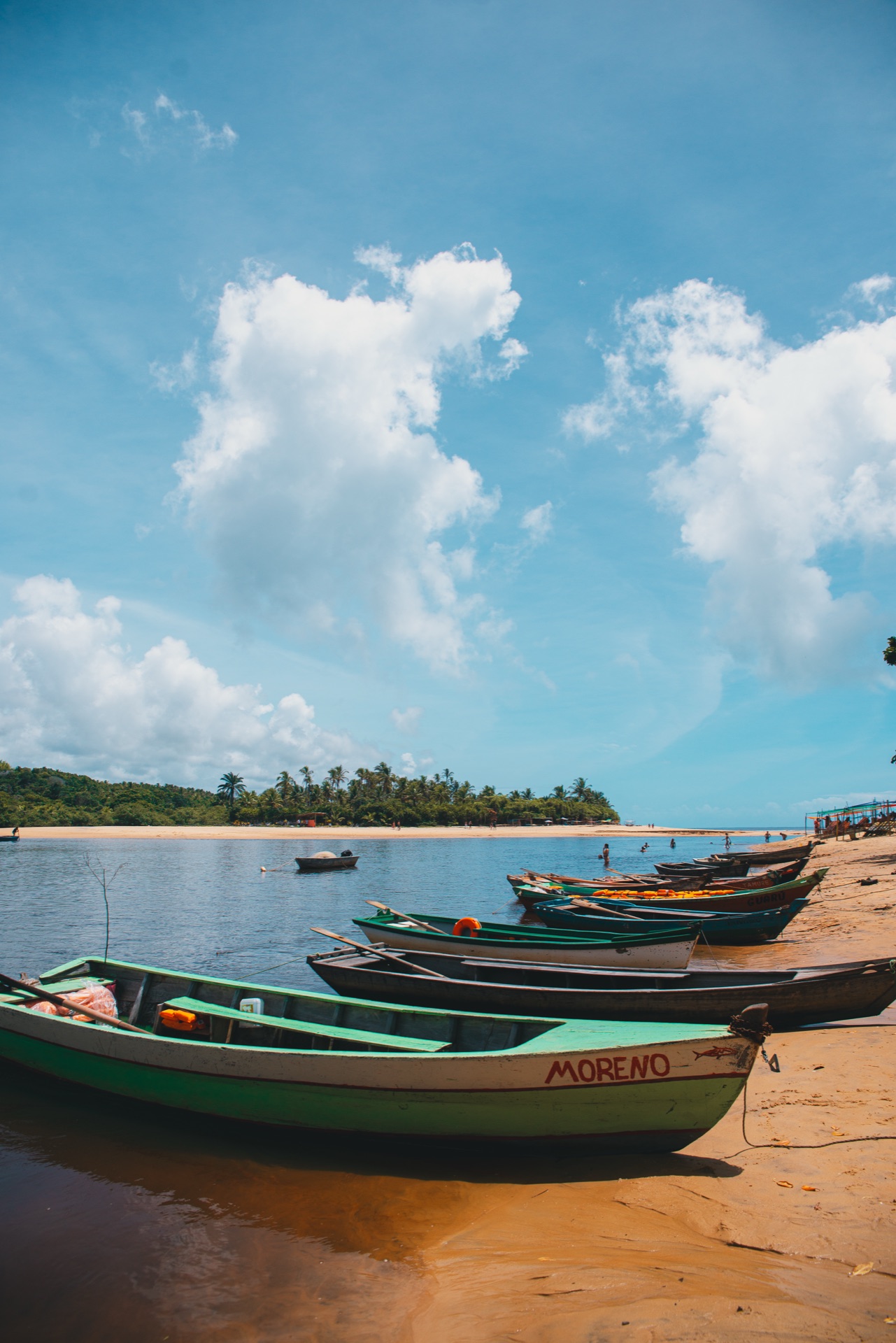 Barcos na praia de Caraíva