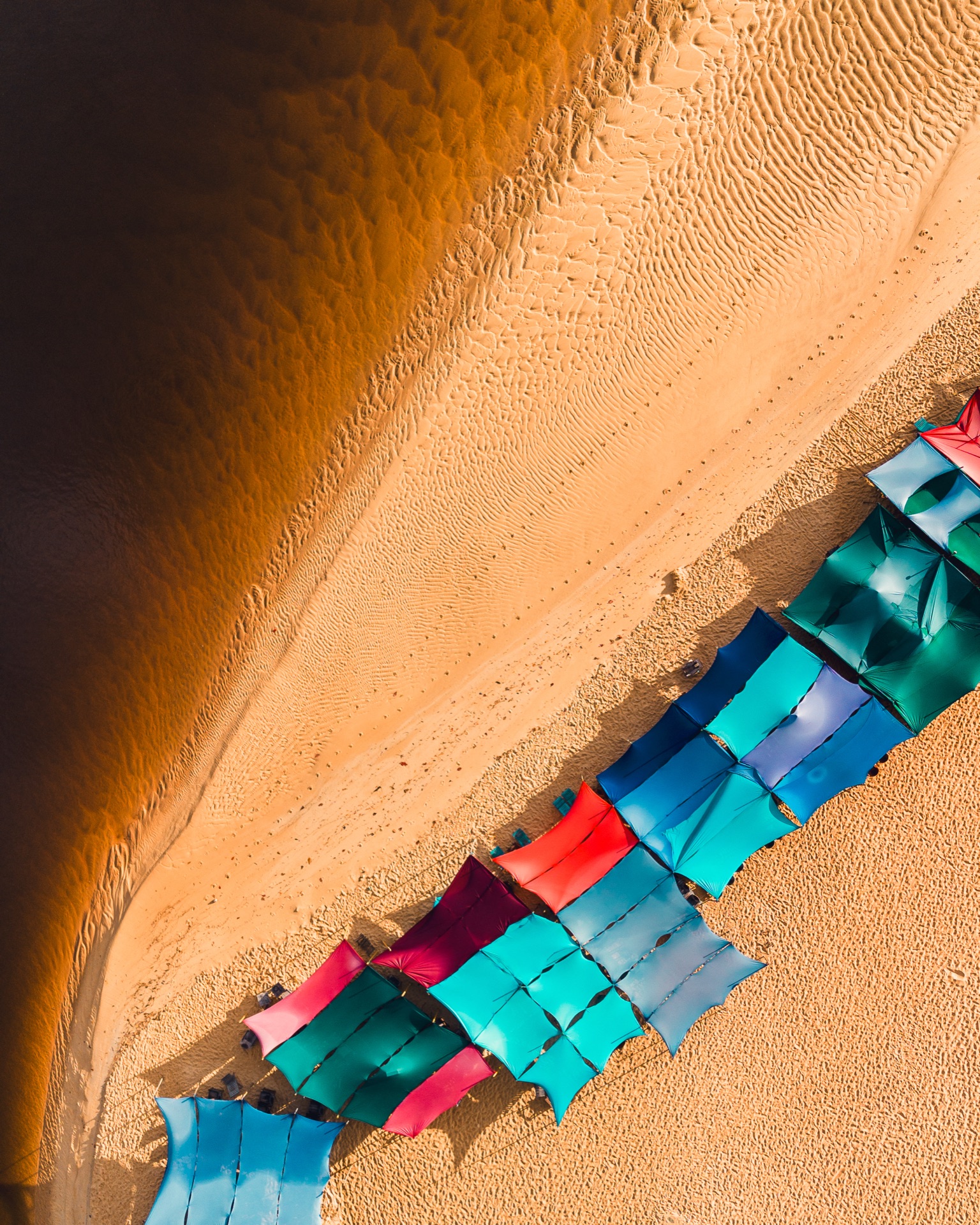 Cadeiras coloridas vista aérea